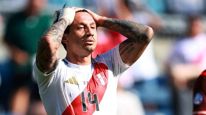 GIANLUCA LAPADULA SELECCION PERUANA