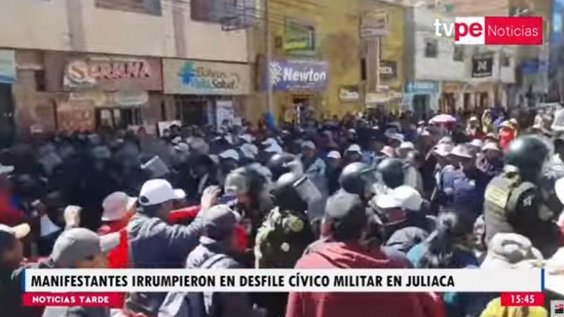 Puno: manifestantes irrumpieron en desfile cívico militar en Juliaca