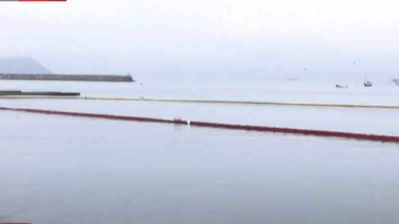 Mar de  Cantolao  contaminado con petroleo 