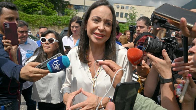 María Machado  asistiendo a su mesa de votación, recibe el apoyo popular.