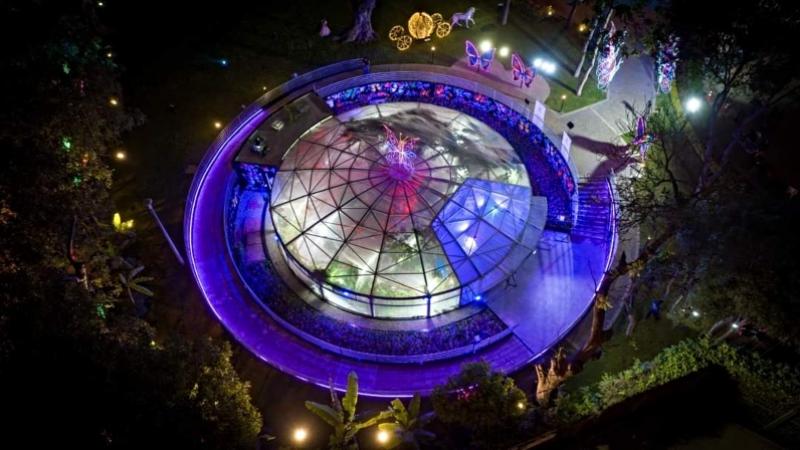 El invernadero recrea el ambiente natural de las mariposas.