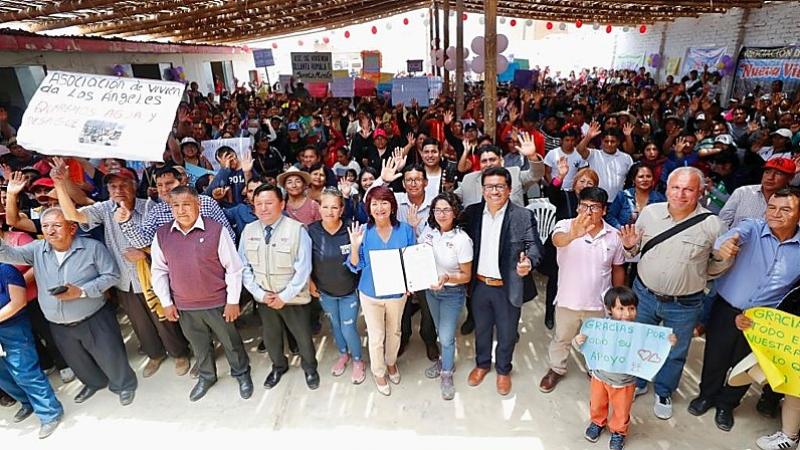 Ministra de Cultura entrega resolución junto con los ciudadanos que viven alrededor del sitio arqueológico Cerro Colorado. Foto: Ministerio de Cultura.