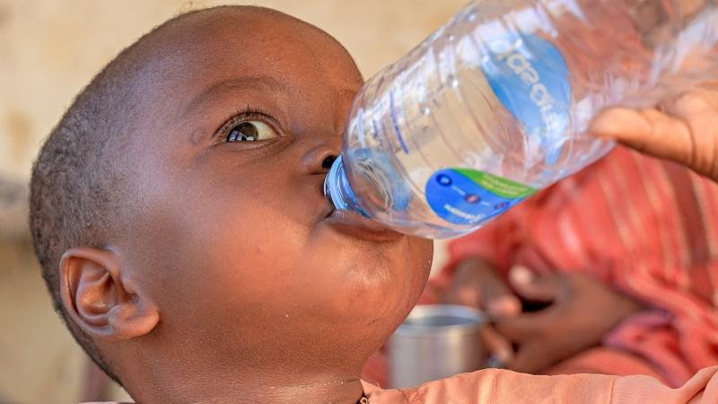 Botellas de agua nano plásticos microplásticos