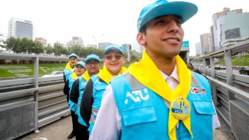 Conoce la brigada Viaje sin barreras, que brinda apoyo a personas con discapacidad en el Metropolitano