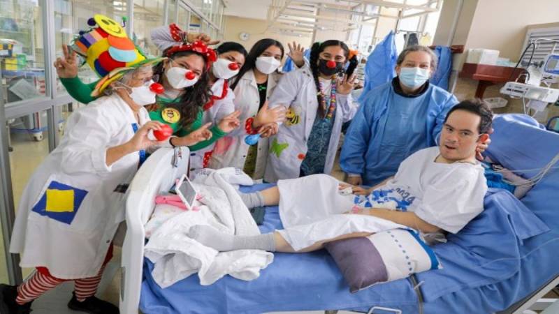 Clowns visitan a pacientes UCI de hospital Rebagliati 