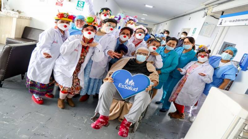 Risoterapia gracias a Médicos Clowns