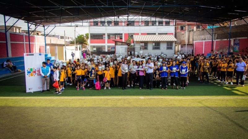 Escolares reunidos en patio de colegio