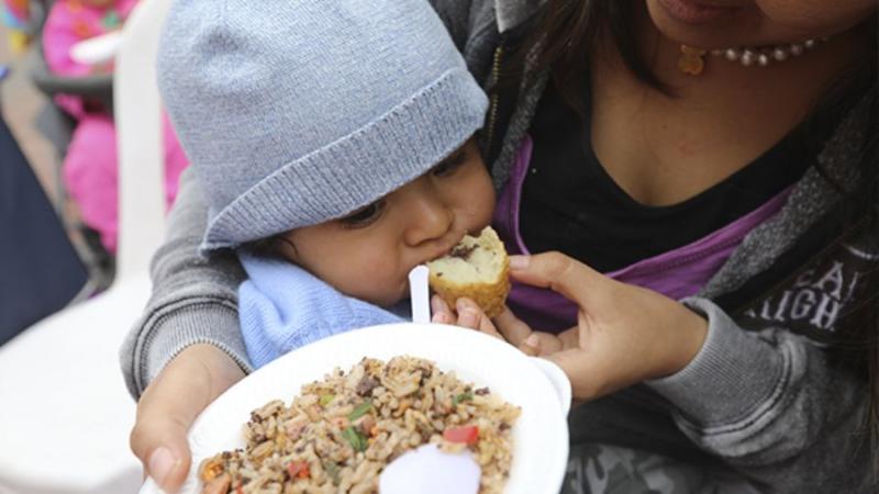 Niño comiendo