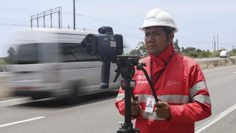 Auto excede el límite de velocidad