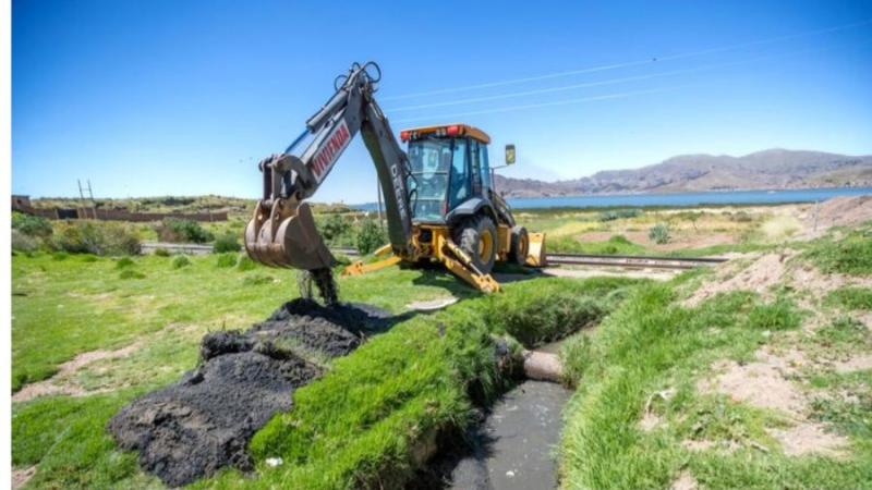 Ministerio de Vivienda inicia limpieza de canales afluentes al Lago Titicaca 
