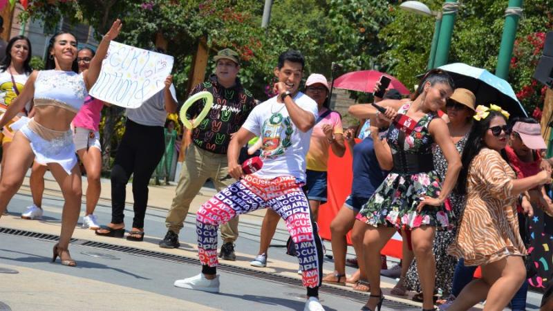 María Grazia Polanco y Santiago Suárez en El Agustino con Domingos de Fiesta