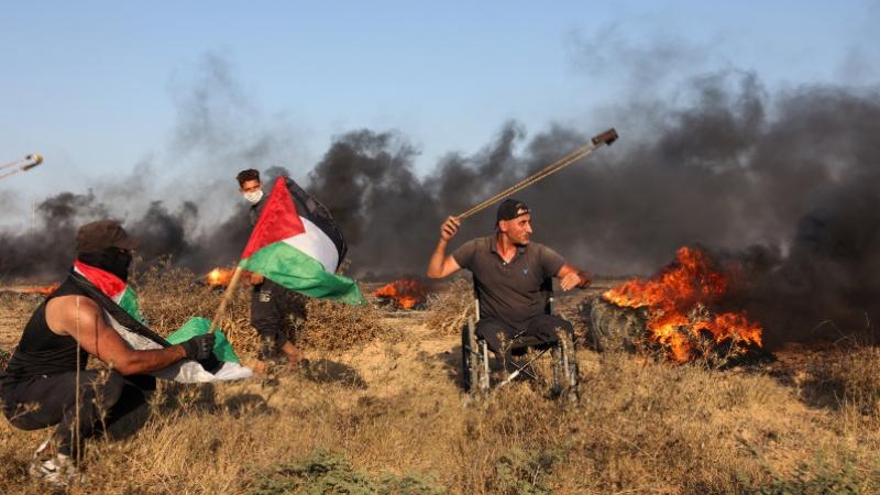 Palestinos protestando y tirando rocas a soldados israelís, alado de la franja de gaza. (Foto: AFP)