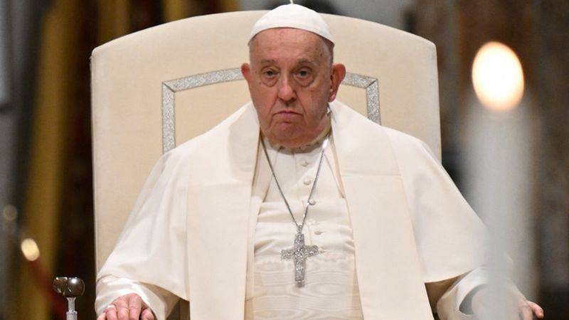 Papa Francisco presentó leve mejoría este lunes