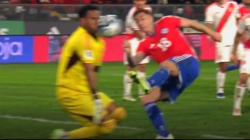 pedro gallese tapa con la cara en el peru vs chile