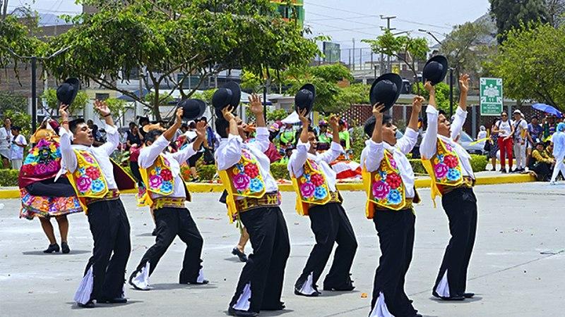 Hospital Hipólito Unanue danzas 75