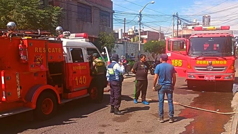 bomberos policías serenos incendio leña arequipa