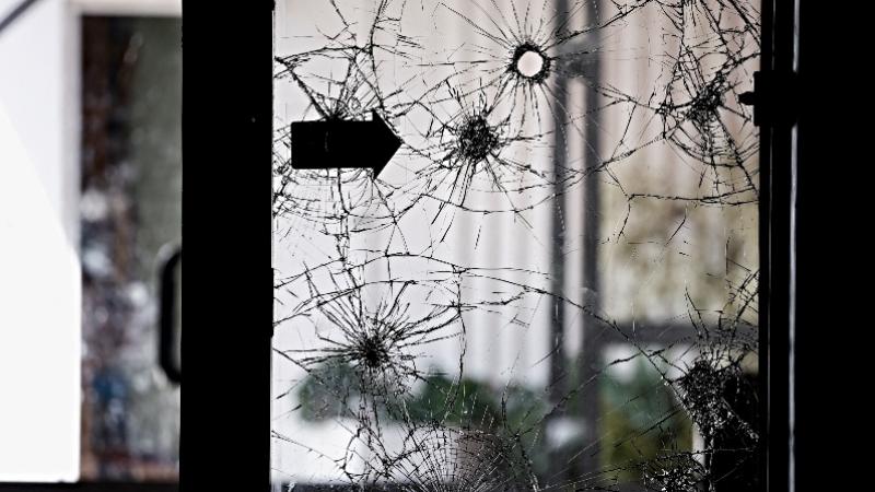 Ventanas con huellas de balas en una comunidad de la franja de Gaza.