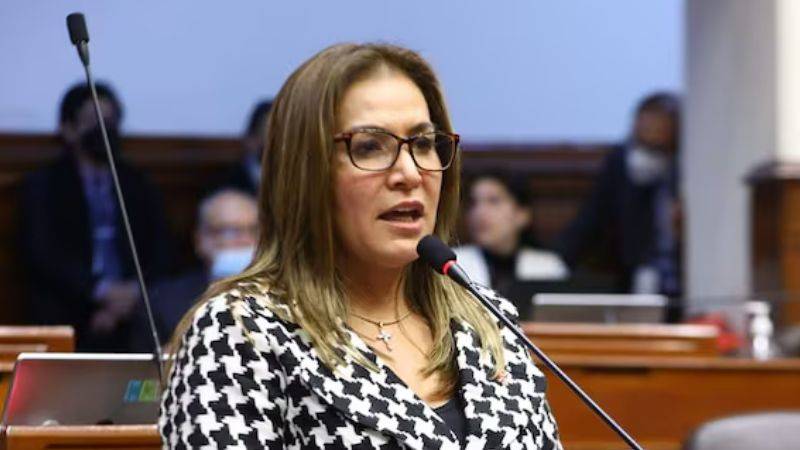 Presentan denuncia constitucional contra Magaly Ruiz
