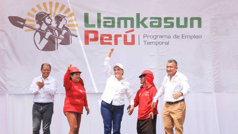 Presidenta Boluarte en presentación del programa Llamkasun Perú en el distrito de Carabayllo