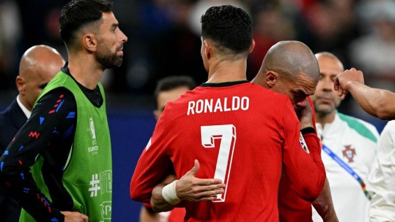 Cristiano consuela a 'Pepe' tras eliminación de Portugal