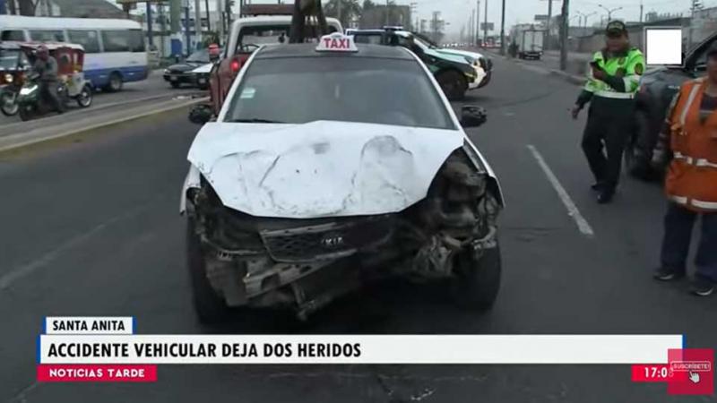 Santa Anita: accidente vehicular  heridos   poste derribado