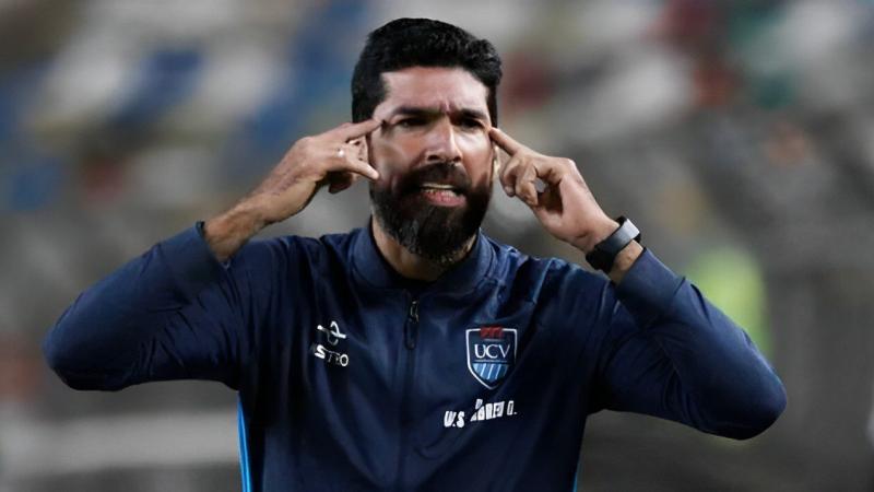 Sebastián Abreu dejó de ser el técnico de la César Vallejo