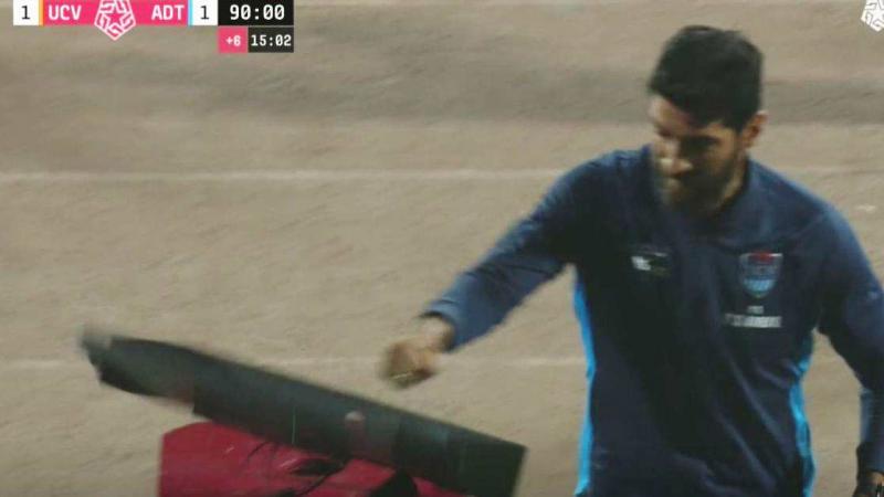 Sebastián ‘Loco’ Abreu rompe la pantalla del VAR en el Vallejo vs. ADT [VIDEO]