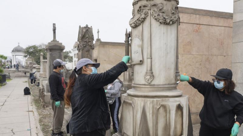 Presbítero Maestro: voluntarios se unen para conservar 320 monumentos del cementerio más antiguo de Latinoamérica