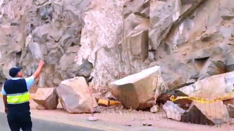 Pasamayito: caen enormes rocas sobre la vía tras sismo de magnitud 4.2