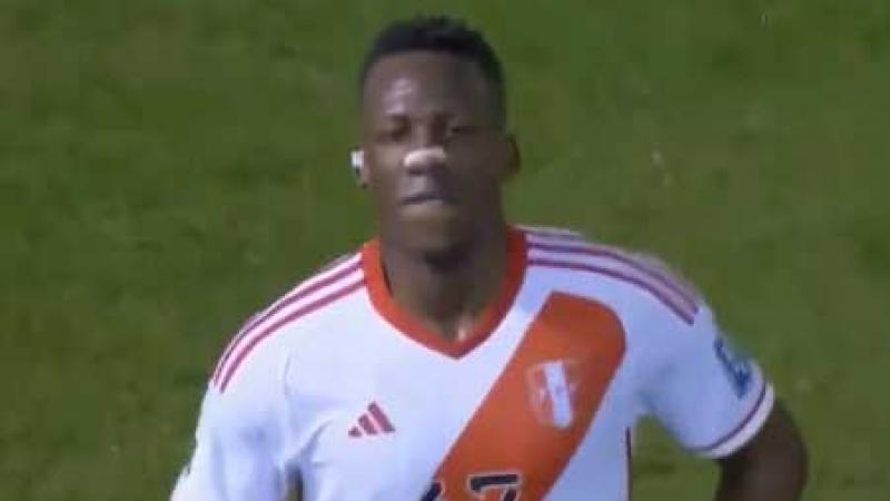 Perú vs. Paraguay: Luis Advíncula fue expulsado tras recibir doble amarilla