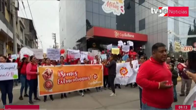 Trabajadores Caja Sullana protesta