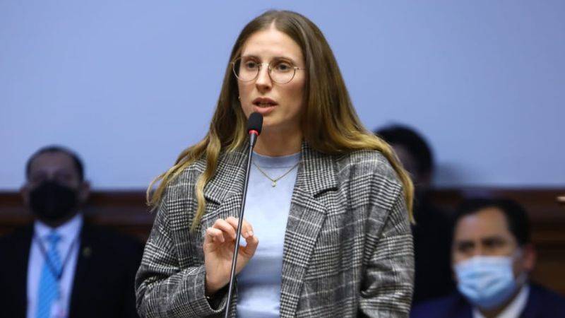 Adriana Tudela denuncia a Migraciones por aumento en costo de pasaporte