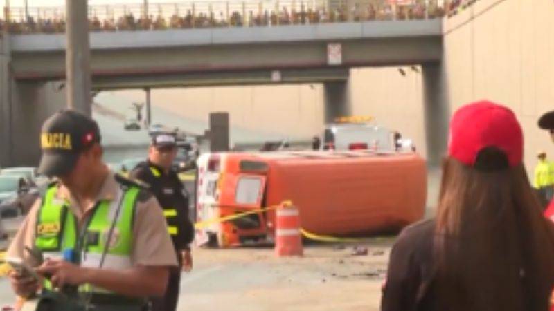 Un cobrador pierde la vida y 10 resultan heridos tras choque en Puente Piedra