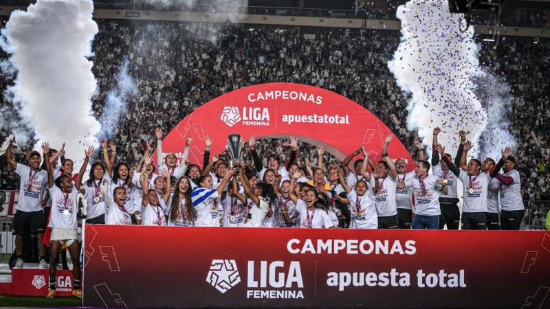 UNIVERSITARIO CAMPEÓN