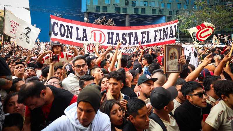 hinchas de universitario realizan banderazo