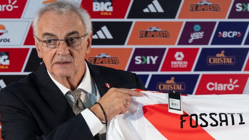 Jorge Fossati con la camiseta de la selección peruana