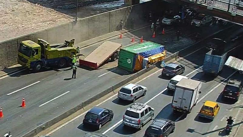 Vía de Evitamiento  volcadura de tráiler  congestión vehicular