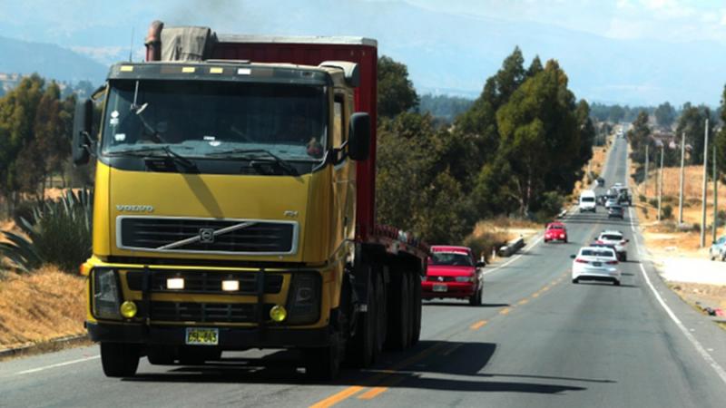 Camión de carga en carretera