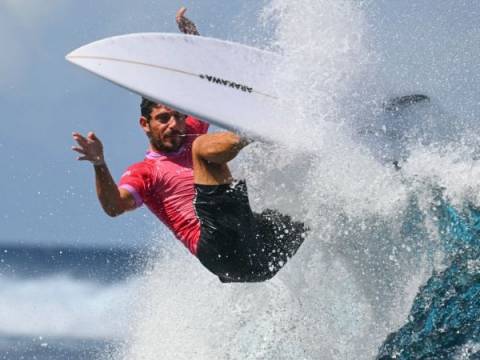 Alonso Correa cae en semifinales de surf masculino en París 2024