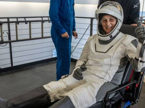 Astronautas aterrizan en la Tierra tras una misión extendida e inesperada