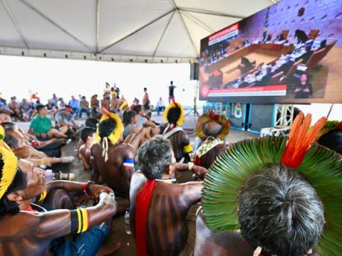 En Brasil, la corte suprema alcanzó la mayoría de votos para derribar el llamado “marco temporal". En la imagen se ven representantes de comunidades indígenas esperando la votación de la corte. (Foto AFP)