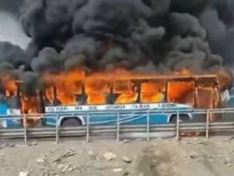 Bus de transporte público se incendió en El Agustino