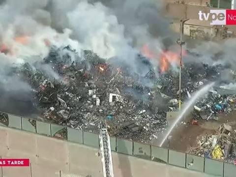 Despliegan 60 bomberos y 20 unidades para combatir feroz incendio en almacén de chatarra en Lurigancho-Chosica