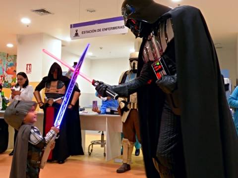 Darth Vader Star Wars troopers niños cáncer oncológico 