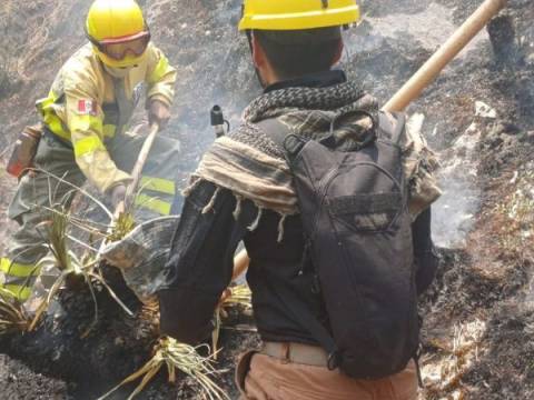 Bomberos del Minam combaten incendios forestales