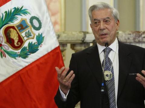 Mario Vargas Llosa cumple 88 años entre la literatura y la política