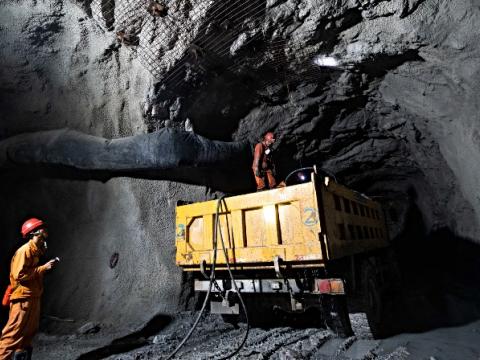 Trabajadores en una mina China. Murieron 16 en un incendio. (Foto AFP)