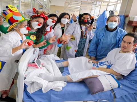 Clowns visitan a pacientes UCI de hospital Rebagliati 