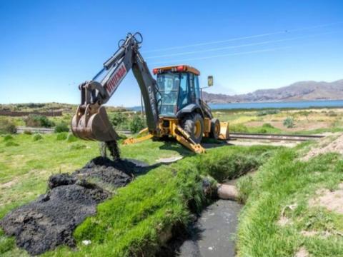 Ministerio de Vivienda inicia limpieza de canales afluentes al Lago Titicaca 