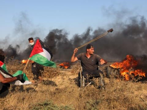 Palestinos protestando y tirando rocas a soldados israelís, alado de la franja de gaza. (Foto: AFP)